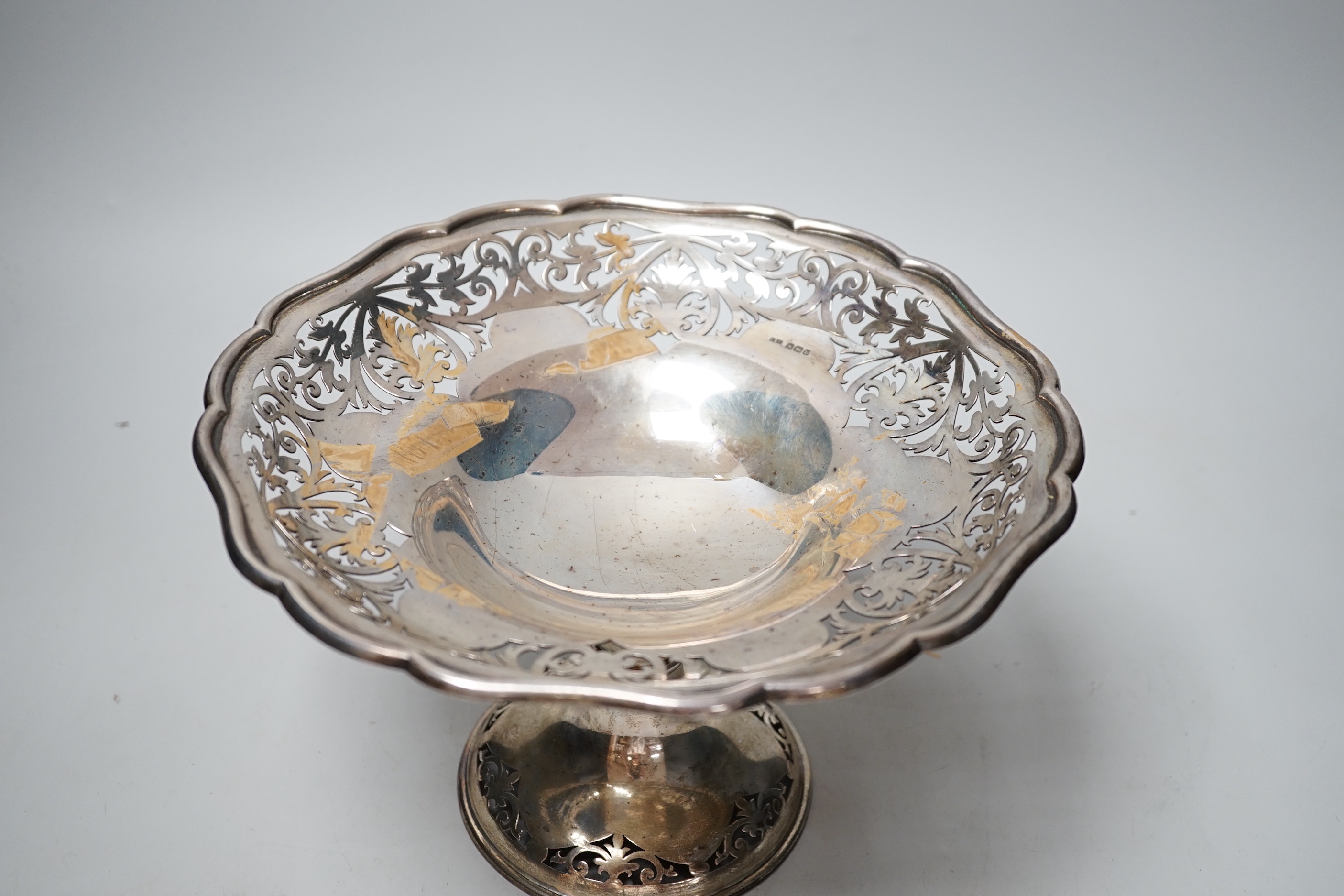 A George V pierced silver pedestal fruit bowl, I.S. Greenburg & Co, Sheffield, 1913, diameter 24.6cm, 21.6oz.